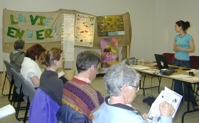 Soirée d’information au sujet des moyens d’attirer les abeilles autour de le jardin.
