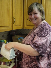 Liz en train de faire un produit a la base des plantes medicinales