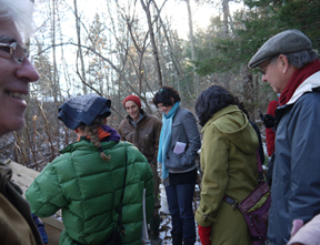 Visite d’un caveau fraîchement construit avec des participant-e-s à un atelier sur la construction et l’utilisation d’un caveau.