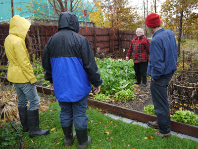 Des participant-e-s à un atelier sur le caveau et la préservation d’aliments, rencontre des gens qui utilisent un caveau depuis des générations